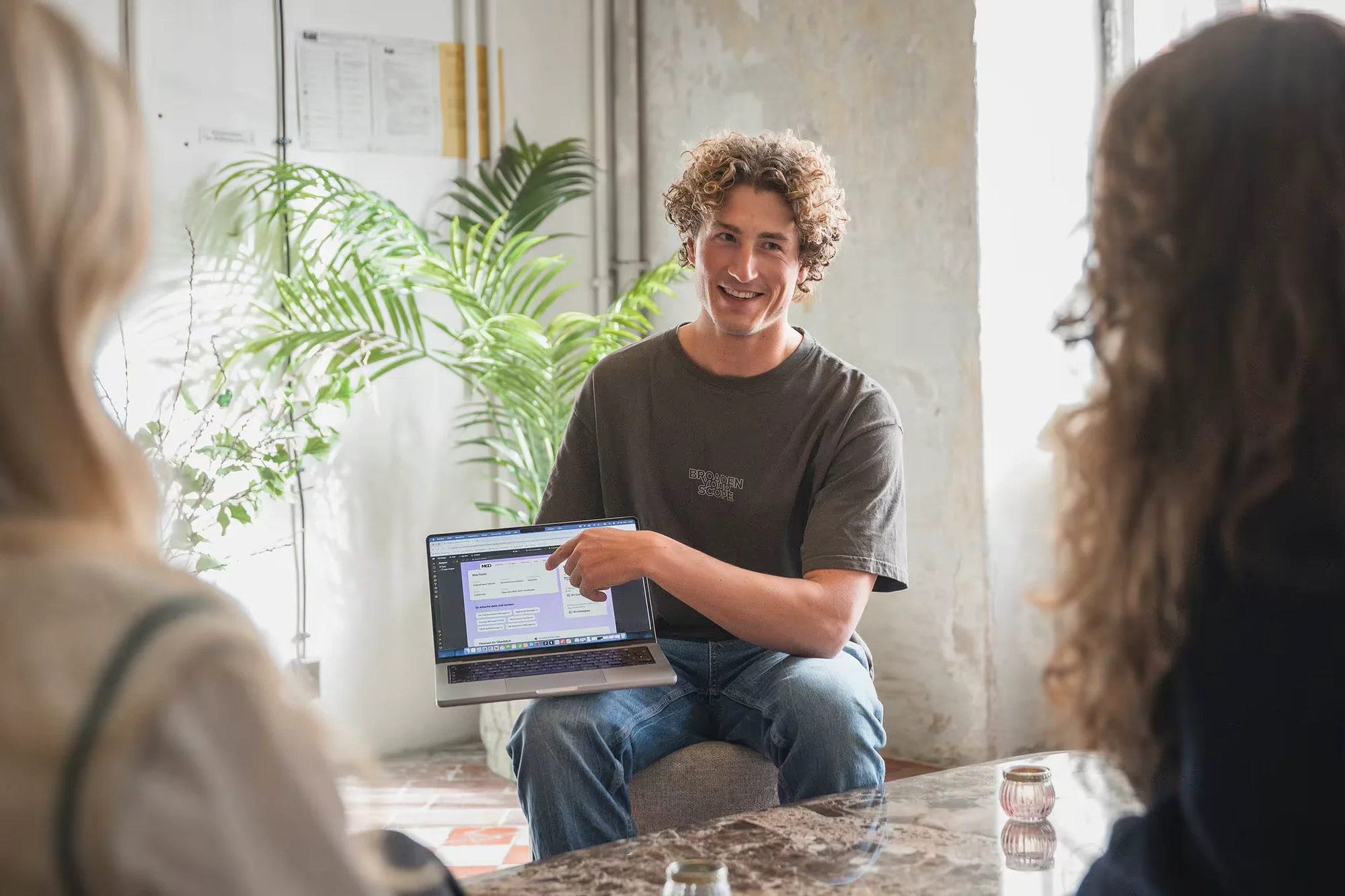 Lernender präsentiert ein Projekt am Laptop